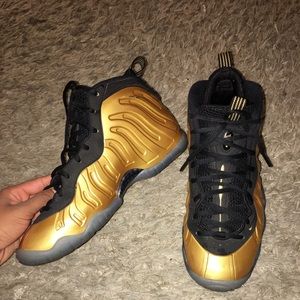 Gold foams